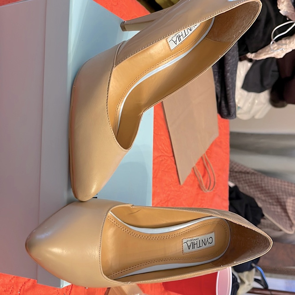 Cynthia Rowlett CR-ASPEN TAN COLOR size 10M worn once.